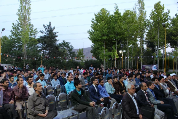 با حضور مسئولان
برنامه بزرگداشت مقام معلم در پردیس شهید چمران برگزار شد