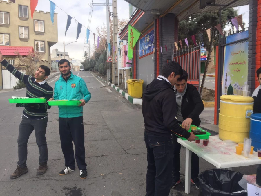 ایجاد ایستگاه صلواتی و پخش شربت و شیرینی و چای به مناسبت تولد پیامبر  اکرم و امام جعفر صادق (ع) در پردیس شهید چمران  2