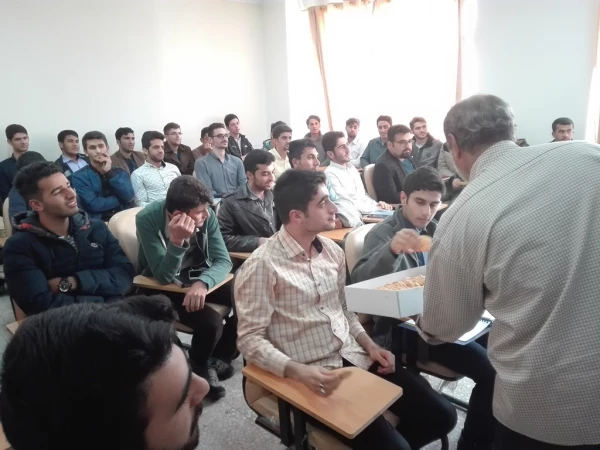 تبریک اعیاد شعبانیه و هفته آموزش و معلم به استادان و دانشجویان در کلاسهای درس 11