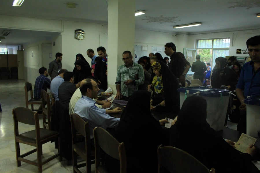 حضور پرشور و گسترده استادان، همکاران و دانشجویان پردیس شهید چمران در انتخابات ریاست جمهوری و شوراهای شهر و روستا 2