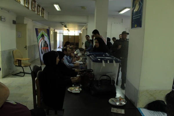 حضور پرشور و گسترده استادان، همکاران و دانشجویان پردیس شهید چمران در انتخابات ریاست جمهوری و شوراهای شهر و روستا 8