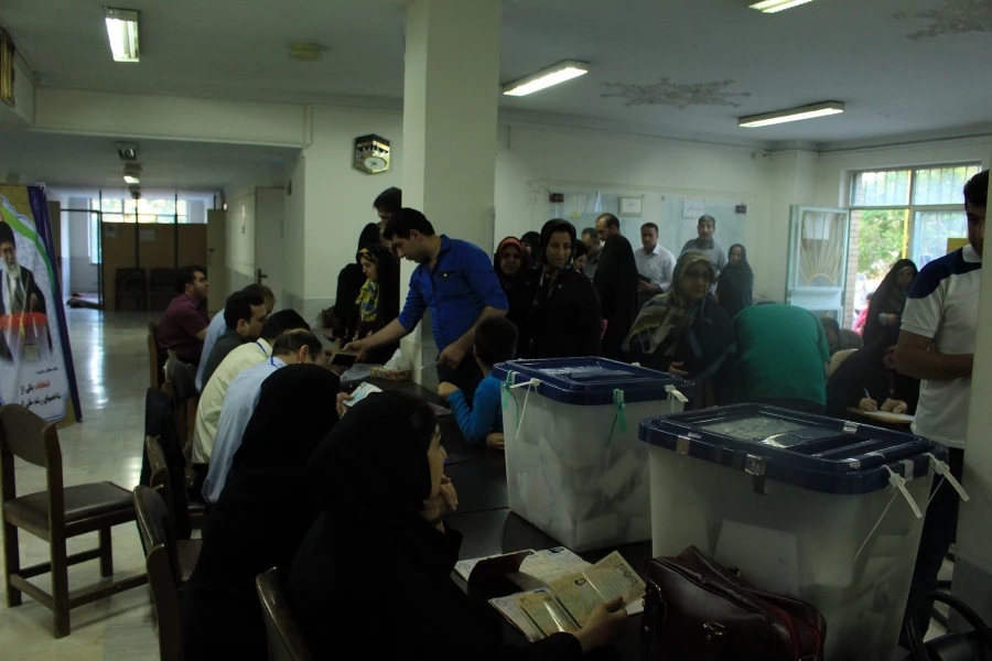 حضور پرشور و گسترده استادان، همکاران و دانشجویان پردیس شهید چمران در انتخابات ریاست جمهوری و شوراهای شهر و روستا 9
