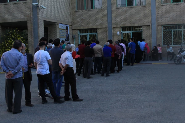 حضور پرشور و گسترده استادان، همکاران و دانشجویان پردیس شهید چمران در انتخابات ریاست جمهوری و شوراهای شهر و روستا 10