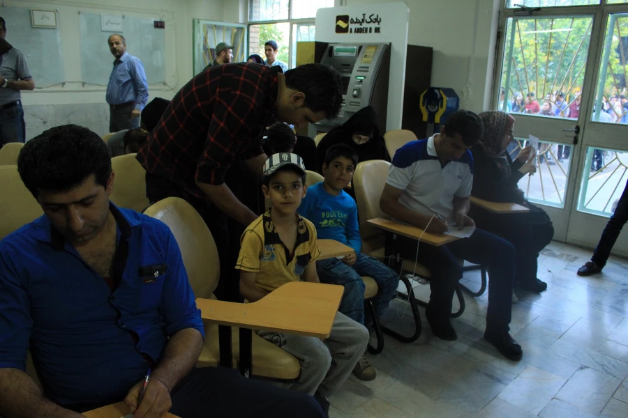 حضور پرشور و گسترده استادان، همکاران و دانشجویان پردیس شهید چمران در انتخابات ریاست جمهوری و شوراهای شهر و روستا 11