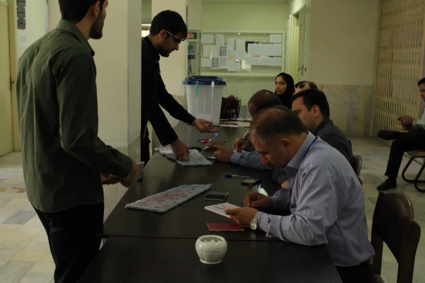 حضور پرشور و گسترده استادان، همکاران و دانشجویان پردیس شهید چمران در انتخابات ریاست جمهوری و شوراهای شهر و روستا 12