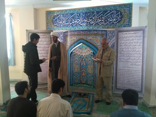 تقدیر از دانشجویان فعال در حوزه نماز توسط معاونت آموزشی، فرهنگی و پژوهشی و امام جماعت پردیس 2