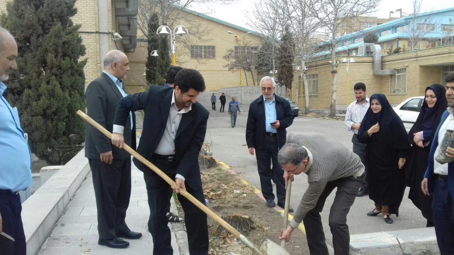 کاشت نهال به مناسبت روز درختکاری در پردیس شهید چمران 2