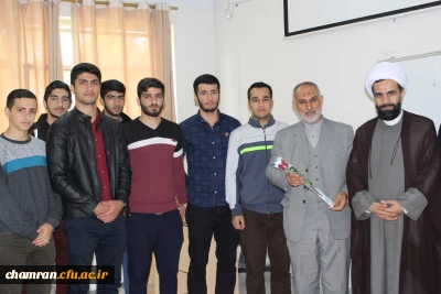 تبریک هفته معلم با اهدای شاخه گل و تقدیر از اساتید