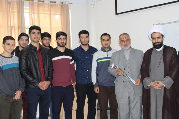 تبریک هفته معلم با اهدای شاخه گل و تقدیر از اساتید 2