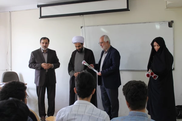 تبریک هفته معلم با اهدای شاخه گل و تقدیر از اساتید 3