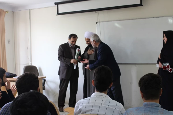 تبریک هفته معلم با اهدای شاخه گل و تقدیر از اساتید 4