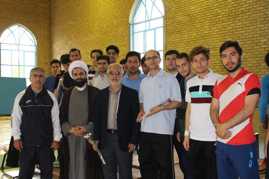 تبریک هفته معلم با اهدای شاخه گل و تقدیر از اساتید 6