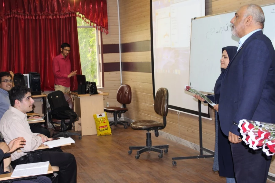 تبریک هفته معلم با اهدای شاخه گل و تقدیر از اساتید 7