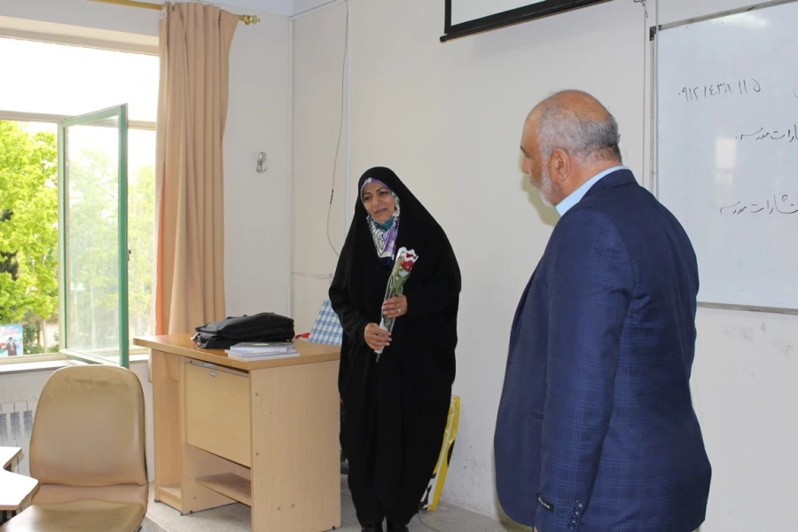 تبریک هفته معلم با اهدای شاخه گل و تقدیر از اساتید 9