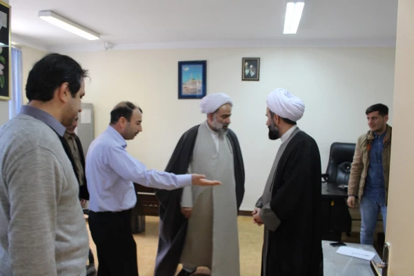 حضور معاون دفتر نهاد مقام معظم رهبری در بین کارکنان پردیس شهید چمران و بازدید از قسمت های مختلف پردیس و نیز اقامه نماز ظهر و عصردر نمازخانه پردیس 6