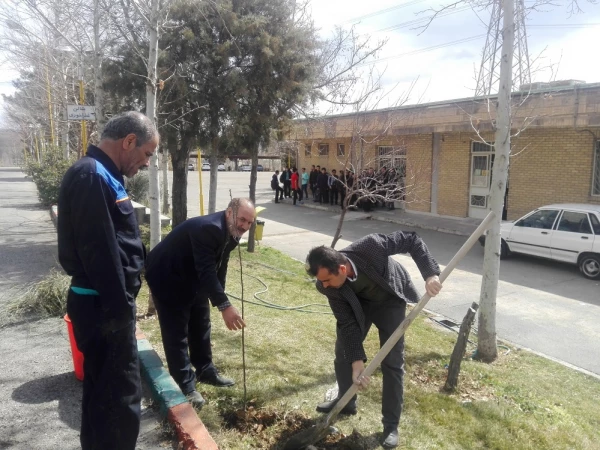 کاشت نهال در پردیس شهید چمران به مناسبت روز درختکاری 2