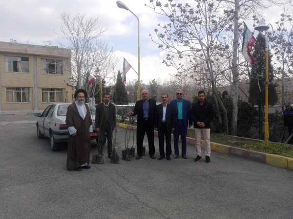 کاشت نهال در پردیس شهید چمران به مناسبت روز درختکاری 3