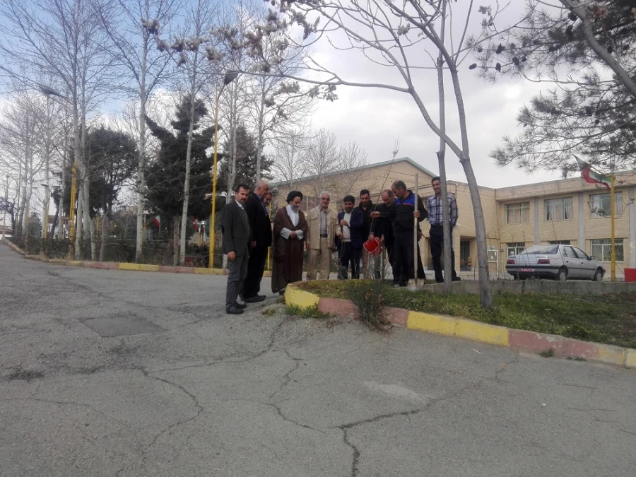 کاشت نهال در پردیس شهید چمران به مناسبت روز درختکاری 5