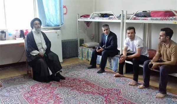 دیدار صمیمی دکتر آزادی با دانشجویان خوابگاهی 3
