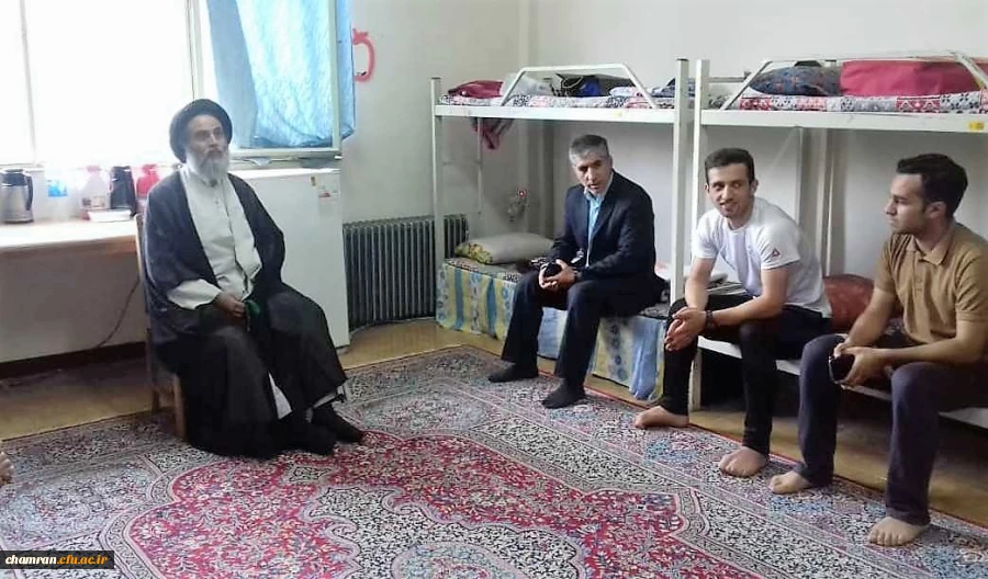 دیدار صمیمی دکتر آزادی با دانشجویان خوابگاهی 3