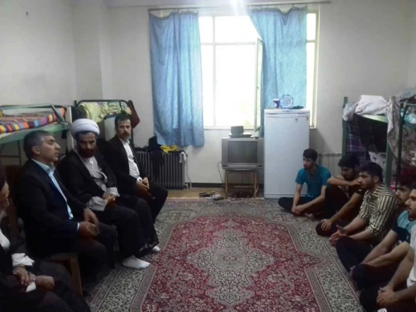 دیدار صمیمی دکتر آزادی با دانشجویان خوابگاهی 4