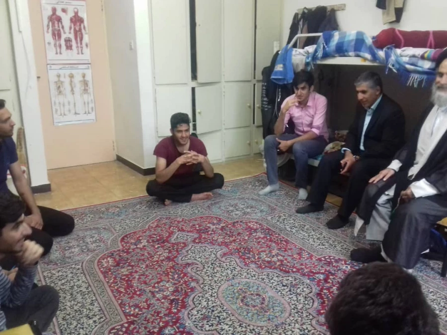 دیدار صمیمی دکتر آزادی با دانشجویان خوابگاهی 7