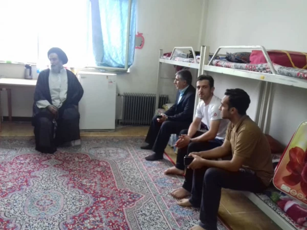 دیدار صمیمی دکتر آزادی با دانشجویان خوابگاهی 8