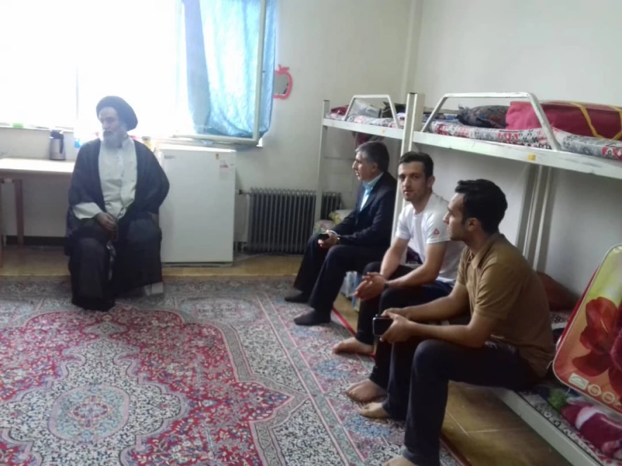 دیدار صمیمی دکتر آزادی با دانشجویان خوابگاهی 8