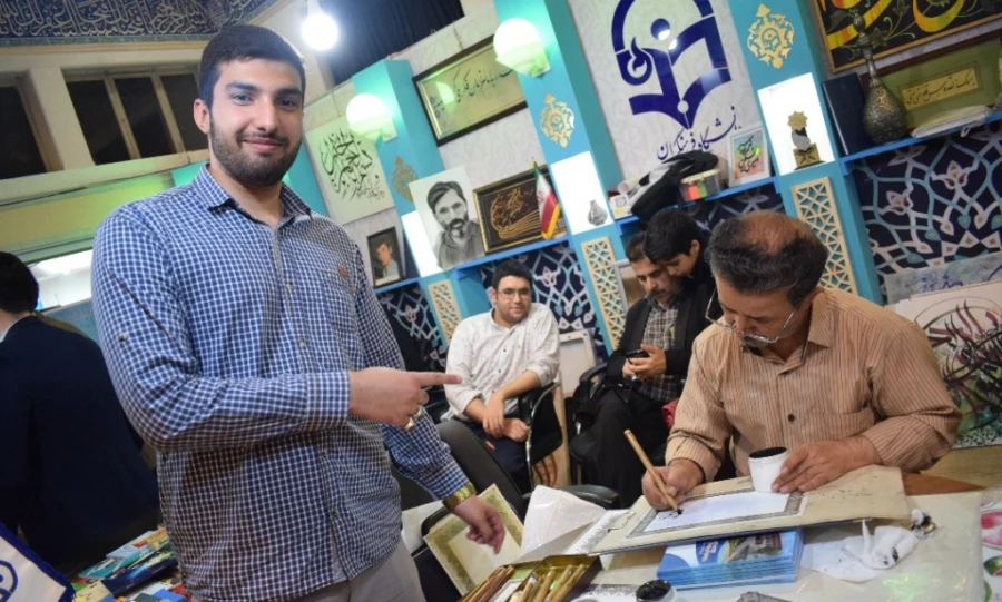 اداره غرفه دانشگاه فرهنگیان استان تهران در نمایشگاه بین المللی قرآن کریم توسط دانشجویان پردیس شهید چمران 4