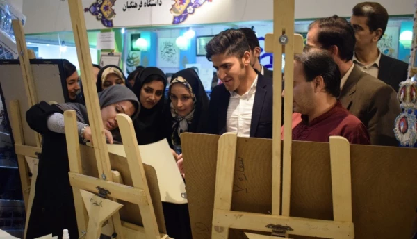 اداره غرفه دانشگاه فرهنگیان استان تهران در نمایشگاه بین المللی قرآن کریم توسط دانشجویان پردیس شهید چمران 5