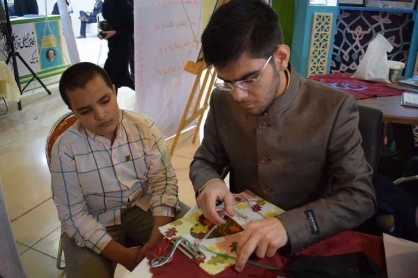 اداره غرفه دانشگاه فرهنگیان استان تهران در نمایشگاه بین المللی قرآن کریم توسط دانشجویان پردیس شهید چمران 6