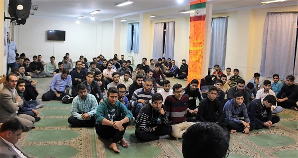 نشست صمیمی دانشجویان و همکاران پردیس شهید چمران در سرای دانشجویی 9