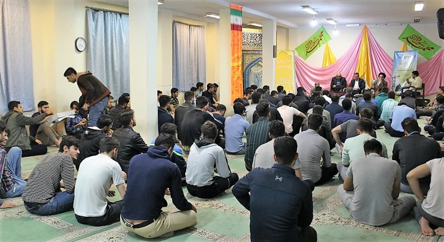 نشست صمیمی دانشجویان و همکاران پردیس شهید چمران در سرای دانشجویی 12