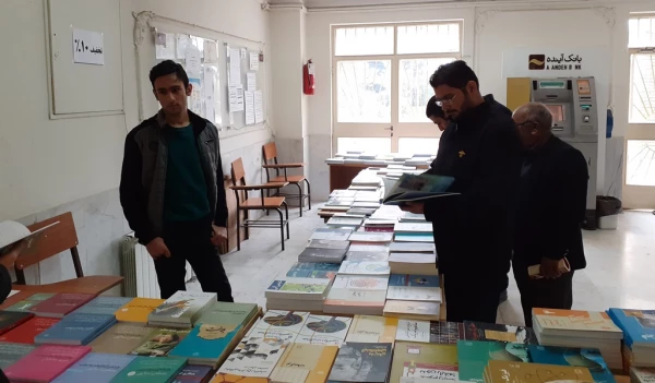 نمایشگاه کتاب در پردیس شهید چمران 3