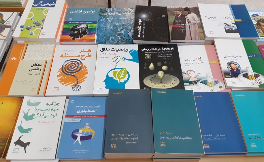 نمایشگاه کتاب در پردیس شهید چمران 4