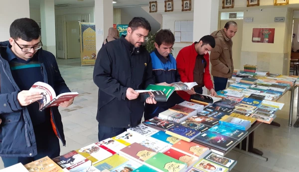 نمایشگاه کتاب در پردیس شهید چمران 7