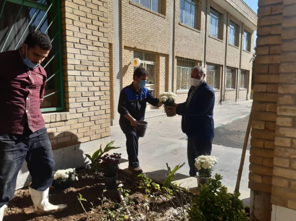 کاشت گل و زیباسازی محوطه پردیس شهید چمران 3