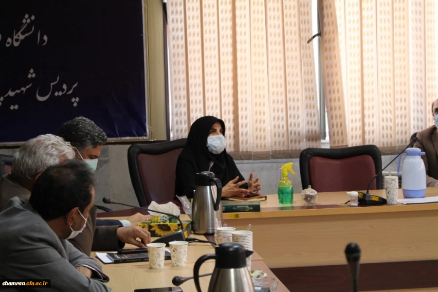 تکریم از خانم دکتر نادری معاون امور آموزشی پژوهشی و فرهنگی فرهنگی مدیریت امور پردیس های استان تهران 3