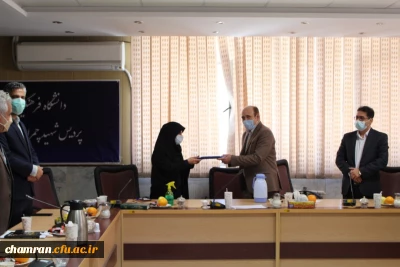 تکریم از خانم دکتر نادری معاون امور آموزشی پژوهشی و فرهنگی مدیریت امور پردیس های استان تهران