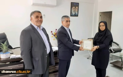 تقدیر از مسئول روابط عمومی پردیس شهید چمران