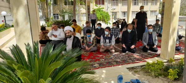 اقامه نماز جماعت ظهر و عصر در پردیس شهید چمران 2