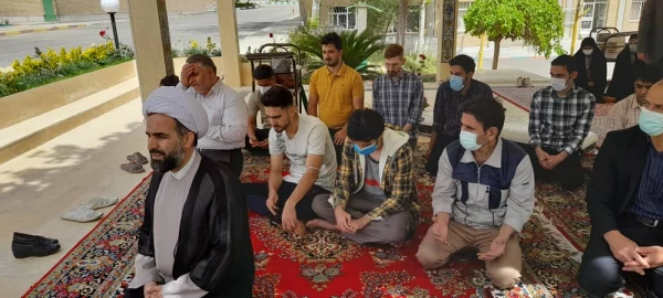 اقامه نماز جماعت ظهر و عصر در پردیس شهید چمران 4