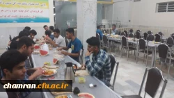 صرف افطاری سرپرست پردیس شهید چمران همراه با دانشجویان 3