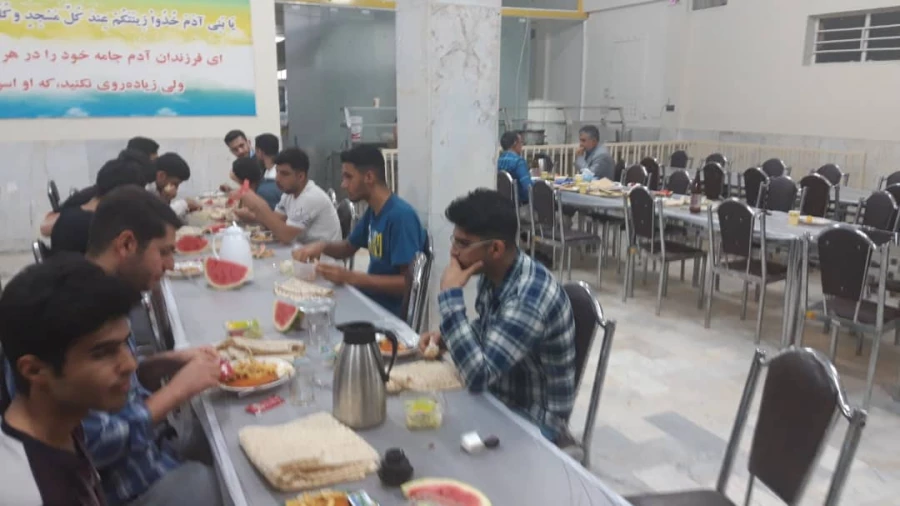 صرف افطاری سرپرست پردیس شهید چمران همراه با دانشجویان 3