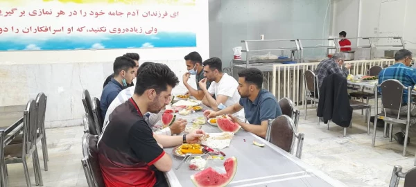 صرف افطاری سرپرست پردیس شهید چمران همراه با دانشجویان 4