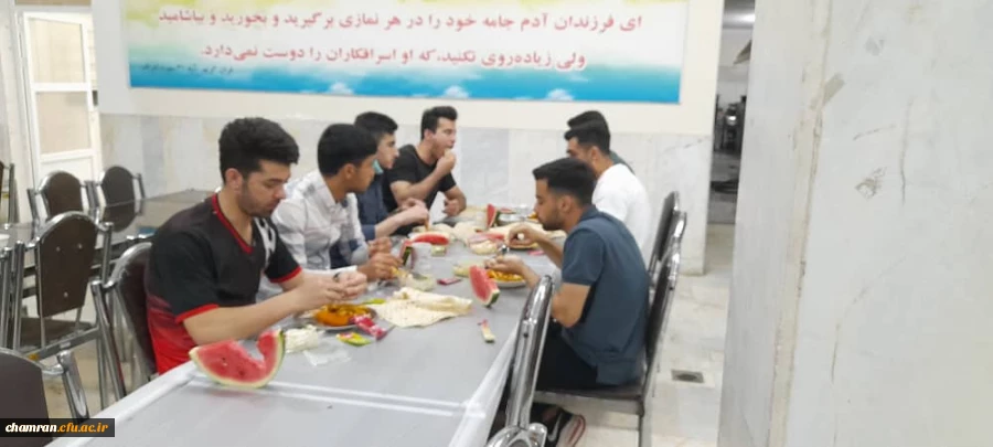 صرف افطاری سرپرست پردیس شهید چمران همراه با دانشجویان 5