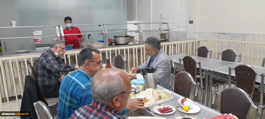 صرف افطاری سرپرست پردیس شهید چمران همراه با دانشجویان 6