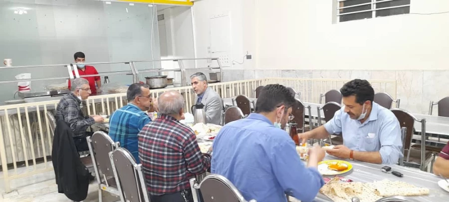 صرف افطاری سرپرست پردیس شهید چمران همراه با دانشجویان 7