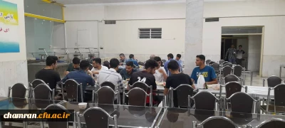 صرف افطاری سرپرست پردیس شهید چمران همراه با دانشجویان