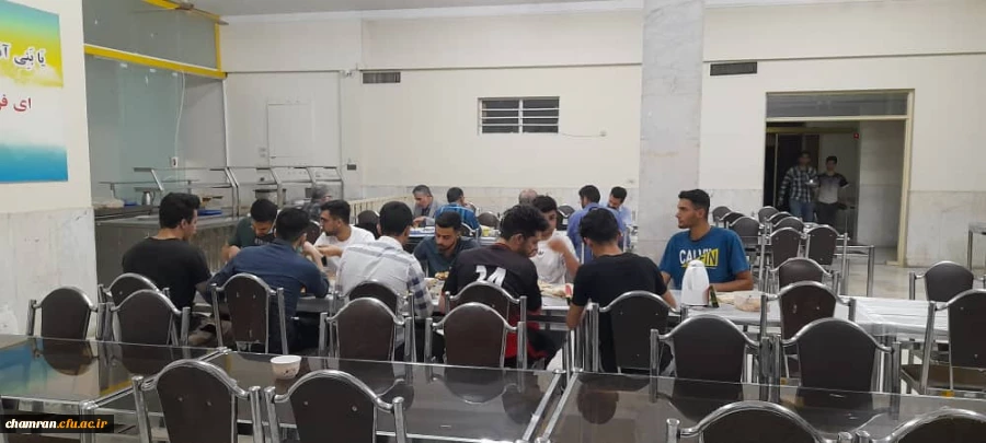 صرف افطاری سرپرست پردیس شهید چمران همراه با دانشجویان 9